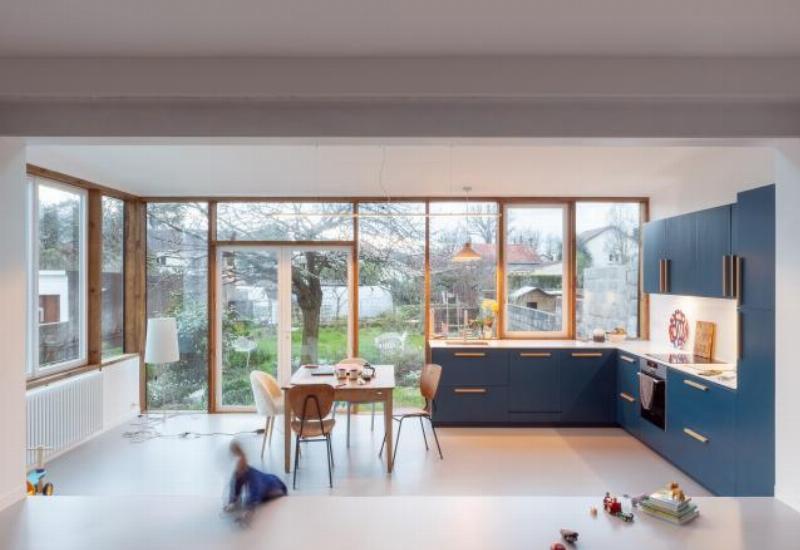 Architecte consultant un client avec des plans et une tablette numérique